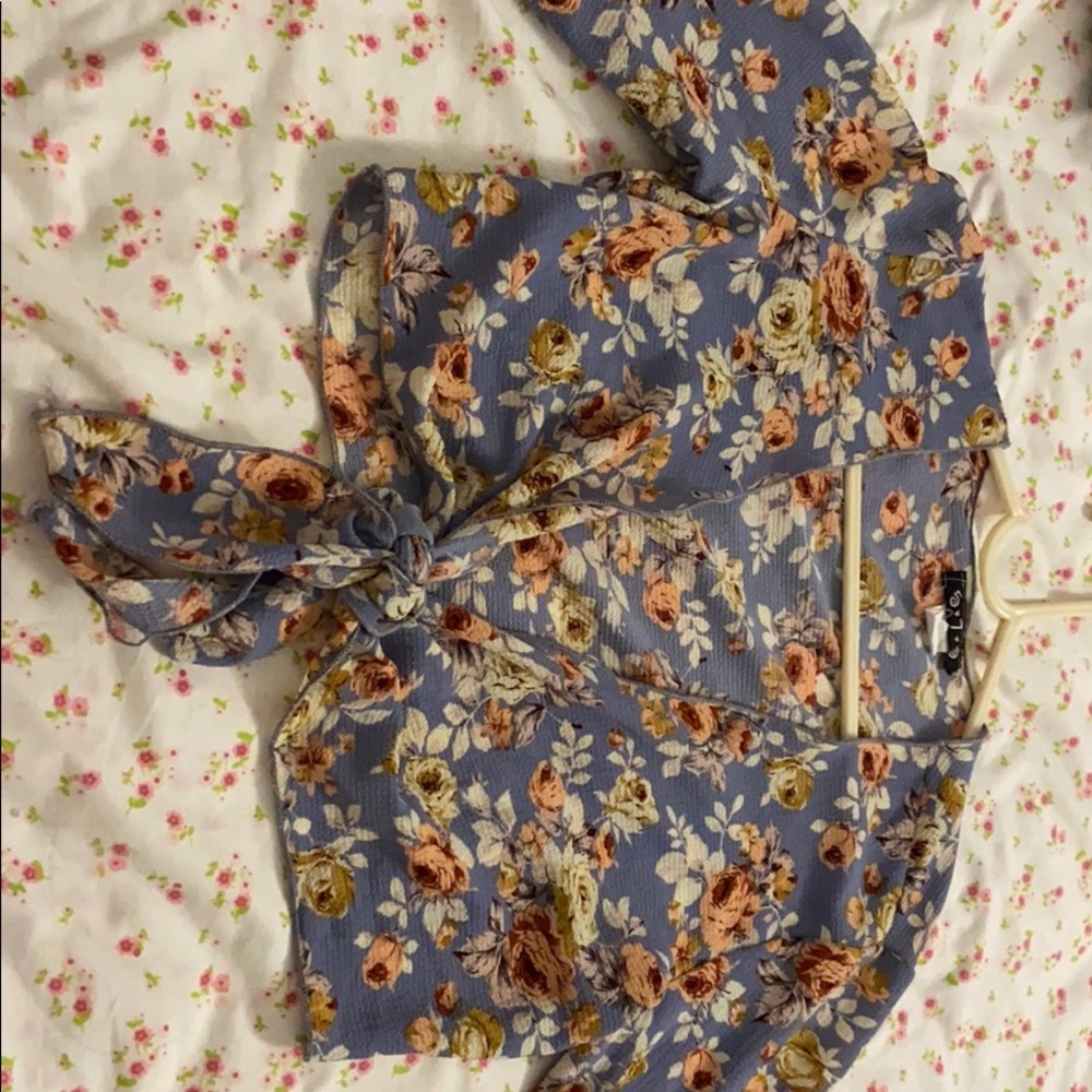 A mini top with long sleeves, flower fabric